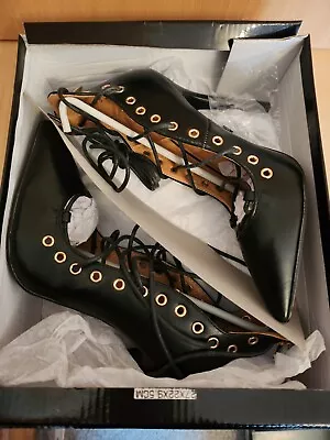 £6 • Buy MISSGUIDED Black Eyelet Detail Lace Up Shoes Size 4 Bnib