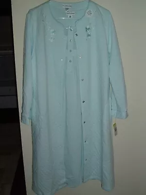 Miss Elaine Size M Long Sleeve Robe NWT • $25