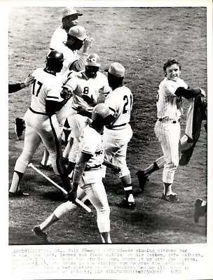 PF26 1972 AP Wire Photo TUG MCGRAW LEAVES THE VICTORS JOE MORGAN METS V REDS • $20