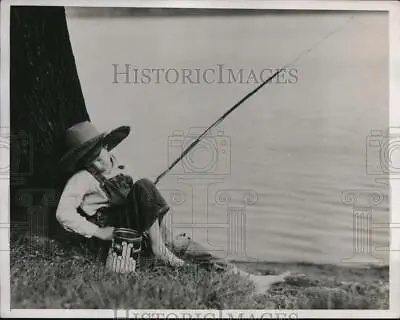 1932 Press Photo Dick Dwyer Seattle Wash Boy Fishing & Sleeping • £19.27