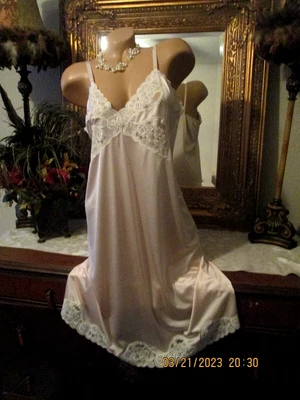 $33 • Buy VINTAGE VANITY FAIR SILKY Baby Pink NYLON & LACE LINGERIE FULL SLIP Lingerie 40L