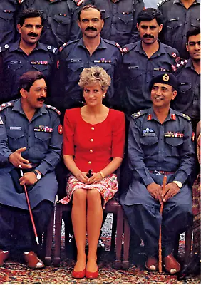 1997 Vintage Print Photo Princess Diana 1991 Gurkha Regiment Pakistan Military • $24.88