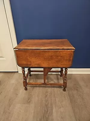 Beautiful Antique English Oak Drop Leaf Side End Table 21  T .. 21  W .. 12 D  • $89.99