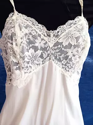 Vintage VANITY FAIR 32  Ice White Full Slip With Lace • $26
