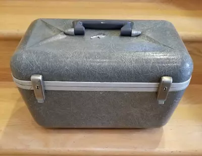 Vintage Durabilt Fiberglas Luggage Cosmetic Train Case Gray With Key MCM • $49.95