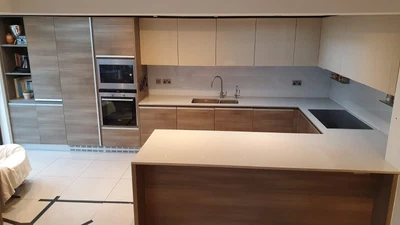 £3000 • Buy Luxury Modern Gloss Italian Kitchen, Quartz Worktops, Siemens & AEG Appliances
