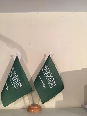 £7.50 • Buy SAUDI ARABIA X2 TWIN TABLE FLAG SET With WOODEN BASE 9 X6  FLAGS