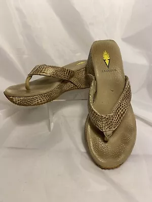 Volatile Womens Thong Wedge Snake Texture Platform Sandals Size 7 Beige *N • $21.99