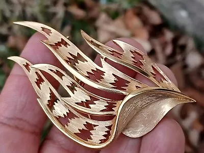 Vtg. Crown Trifari Shiny & Brushed Gold Tone Curling Leaf Brooch 3  • $19.99
