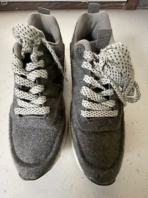 Zara Trafaluc Gray Suede Platform Sneaker • $20