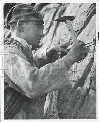 1960 Press Photo Marine PFC Swenson Begins Rope Climb Up The Face Of A Cliff • $9.99