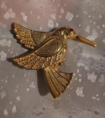 Vintage 1.75  Avon Hummingbird Brooch/Pin Goldtone Red Rhinestone Eye • $11.99