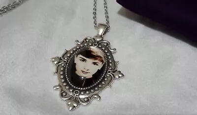 $18.92 • Buy Audrey Hepburn Stainless Steel 50cm Necklace With Purple Velvet Gift Pouch 