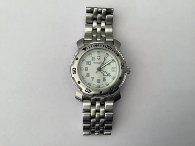 £19 • Buy Men's Victorinox Swiss Army Diver's Quartz Watch For Repair.