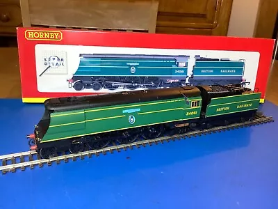 Hornby R2220 BR 4-6-2 Battle Of Britain Class Loco 34081 92 Squadron  • £109.99