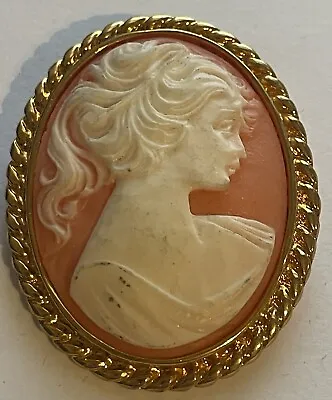 Vintage Cameo Brooch • $4.99