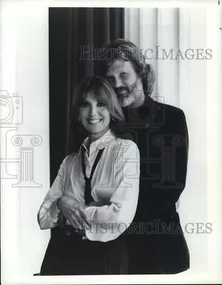 1983 Press Photo Actress Marlo Thomas Poses With A Co-star - Hcp80479 • $12.99