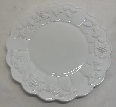 WESTMORELAND Milk Glass Scalloped Dinner Plate 10.5In Paneled Grapes Mint Cond • $17.71