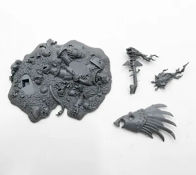 Chaos Space Marines Abaddon The Despoiler Scenic Base [40K Bits] • £12