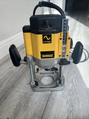 £270 • Buy DeWalt DW625E-gb Plunge Router 240v  With Carry Case