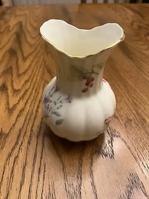 Beautiful Mikasa Vase Ivory Bone China 6 Inches High With 3” Opening • $30