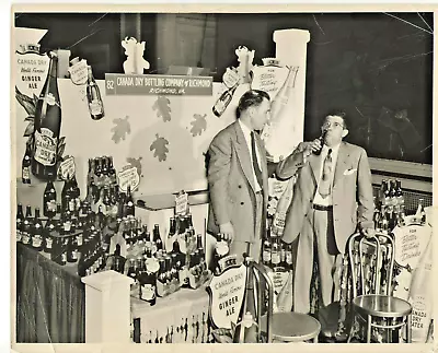VTG 1940s CANADA DRY SODA TRADE SHOW DISPLAY PHOTO! B&W! 8x10 ! WINSTON-SALEMNC • $34.99