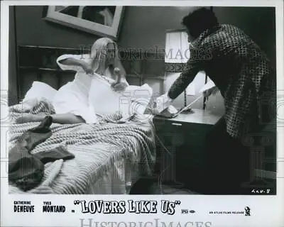 1975 Press Photo Actress Catherine Deneuve Yves Montand In  Lovers Like Us  • $15.99