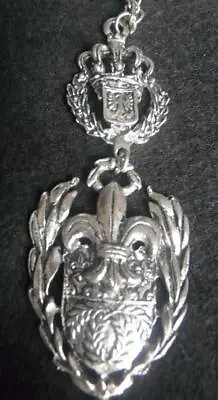 Unusual 20th Century Silvertone Royal Crest Chain Necklace Costume Jewellery. • £12.99