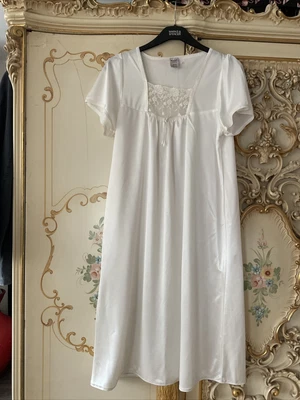 £4.99 • Buy Ivory Silky Nightdress With Lace Ideal For Hospital Etc 10-12