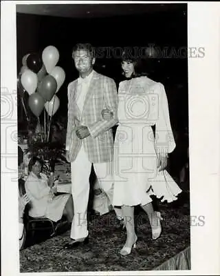 1981 Press Photo Soccer Player Keith Weller Julie King At Diplomat Fashion Show • £16.39
