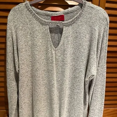 23. Womens Jennifer Lopez L Detail Top • $10