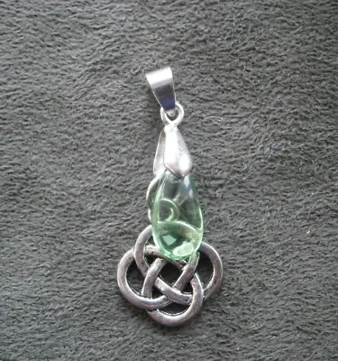 Celtic Knot And Green Stone 18K White Gold Plated Vintage Pendant  2.2g • $9.50