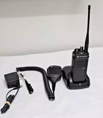 Motorola XPR 3300e UHF 403-512mhz MotoTRBO Digital Radio AAH02RDC9VA1AN • $112.50