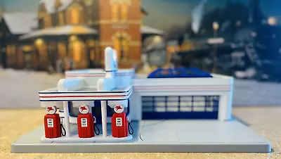 MTH By Rail King 30-9124 Mobil Operating Gas Station  (w/1971 Die-Cast Cuda) • $120