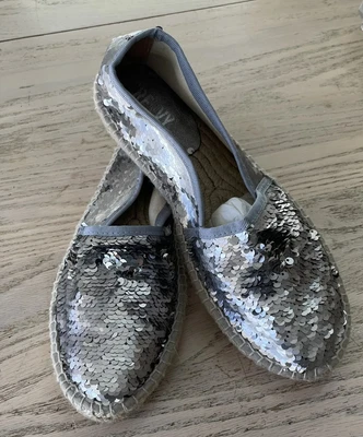 $5.99 • Buy Renvy Espadrilles Silver Flats 37 US 6.5-7 Reversible Sequins Gray Fun Party