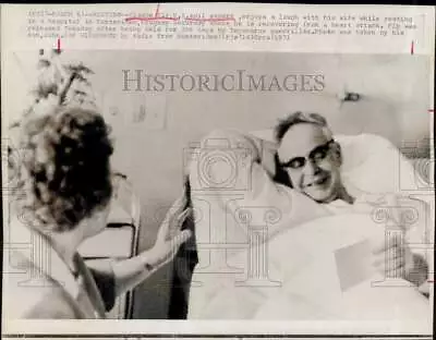 1971 Press Photo Claude Fly With His Wife Relaxes In Montevideo Hospital. • $19.99