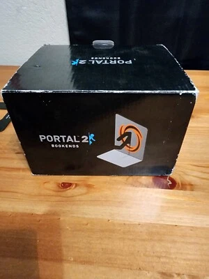 $54.99 • Buy Portal 2 ThinkGeek Video Game Bookends Aluminum Metal Book Ends VALVe 2011