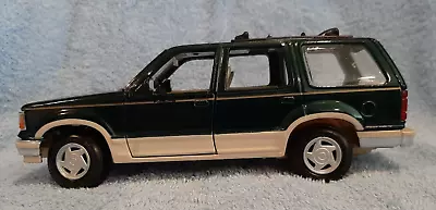 Maisto Special Edition 1:24 Scale 1992 *Ford Explorer* Wagon- Metallic Green • $9.99