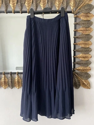 £40 • Buy Reiss Navy Blue Baltimore Pleated Midi Skirt Size UK8