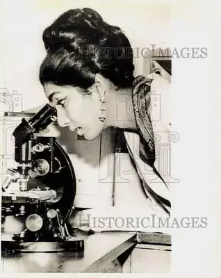 1966 Press Photo  Miss World  Reita Faria Visits Virus Vaccine Laboratory Eng. • $20.88