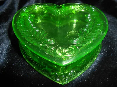 Green Vaseline Uranium Glass Heart Shape Powder Makeup Box / Candy Dish Jewelry  • $46