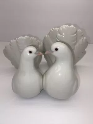 Lladro Couple Of White Kissing Doves Lovebirds Porcelain Figurine #1169 Spain • $3.25