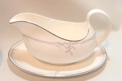 Royal Doulton Carnation 1982 Bone China Gravy Boat And Saucer H5084 • £12