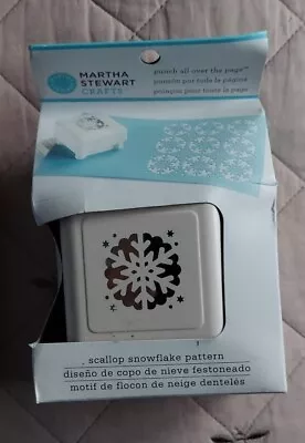 Martha Stewart All Over The Page Punch - SCALLOP SNOWFLAKE Pattern       [1] • $4.99