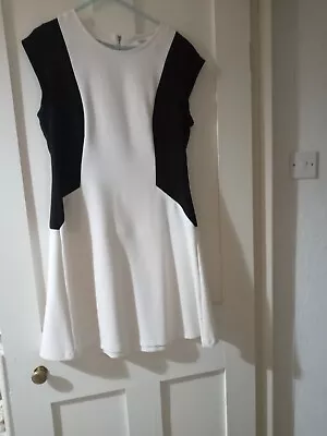 Ladies La Redoute Black & White Fit & Flare Sleeveless Dress Size 12 • $12.62