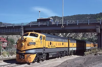 Orig Slide DRGW Rio Grande F9A #5771+1 W/Passenger Train - Glenwood Springs 1981 • $3.99