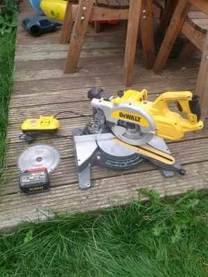 £445 • Buy DeWalt DCS777N 54v XR FLEXVOLT 216mm Mitre Saw + 9ah Battery + Fast Charger