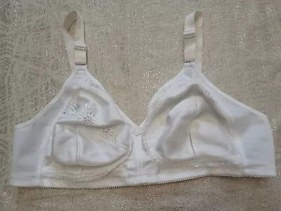 Cameo Non-wired And Unpadded T-shirt White Bra Size 42B Good Condition  • £10