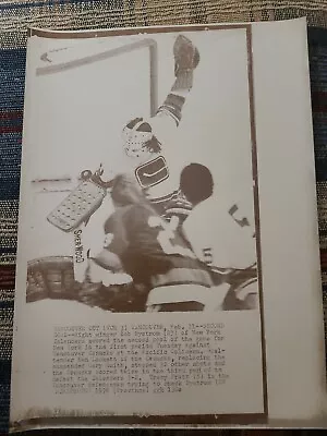 1976 Ken Lockett Nhl Hockey Goalie Photo Vancouver Canucks Bob Nystrom Mask Rare • $44.15