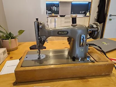 VINTAGE PFAFF 30-Electric Sewing Machine 1950s Working (With Carry/ Storage Case • £31